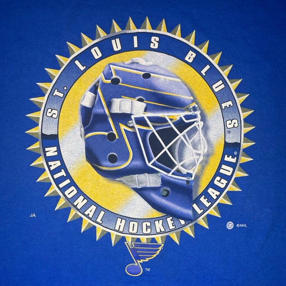 1998 vintage NHL St. Louis Blues hockey goalie helmet tshirt.🥅🏒🚨 - Picture 2 of 3